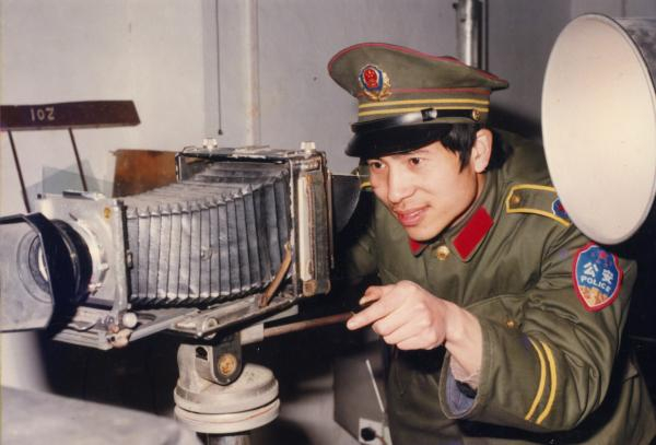  80年代末，何海明正在专心致志用德国“林哈夫”相机拍摄疑难痕迹物证