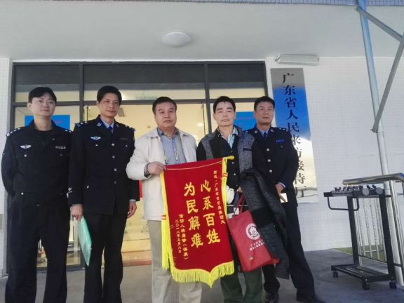 市民为感谢公安信访部门一直对其信访事项的帮助，向民警赠送锦旗致谢（右一是周应兴）。