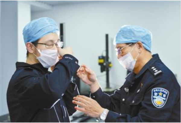 和新来的技术员做拍摄前准备（右为何海明）