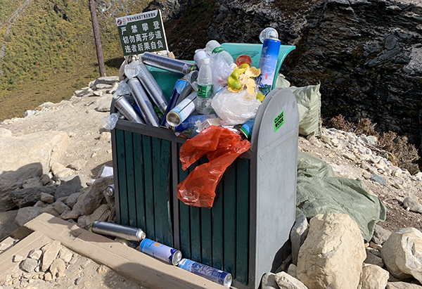 景区垃圾桶里装满了废弃的氧气瓶。