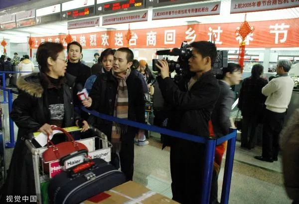 　　▲资料图片：2005年1月29日，上海首航飞往台北春节包机在浦东国际机场起飞，图为搭乘首航的台商接受采访。