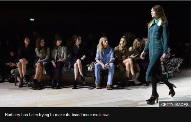 图为“巴宝莉“时装走秀现场　　图源：英国广播公司