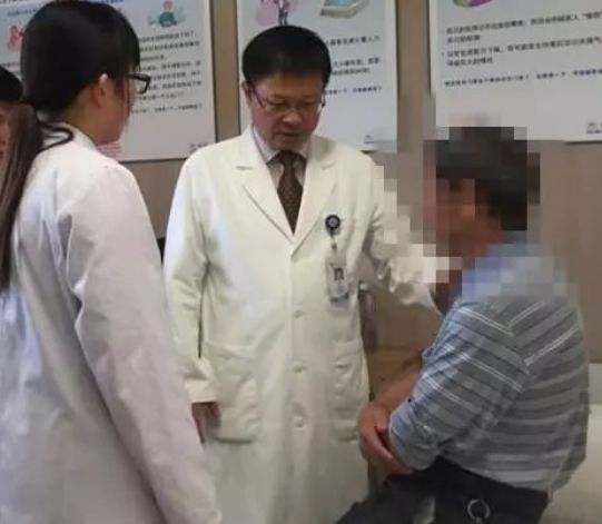 于恩彦教授（中间者）在心理疏导病人