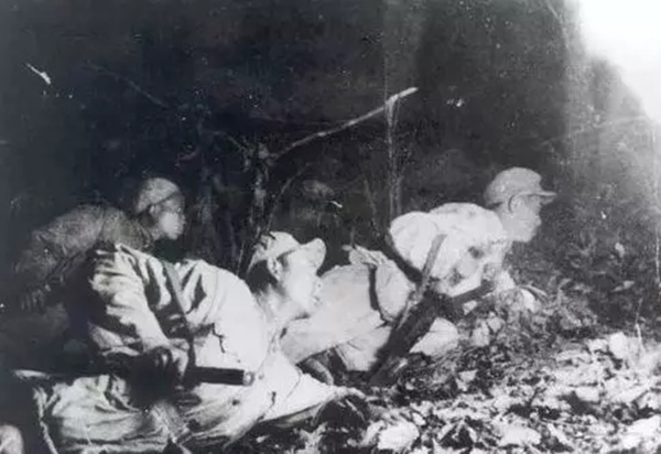 坚守坑道内的志愿军战士，随时准备出击。