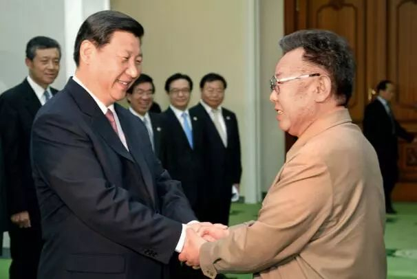 　　2008年6月18日，朝鲜劳动党总书记、国防委员会委员长金正日在平壤会见时任中共中央政治局常委、国家副主席习近平。