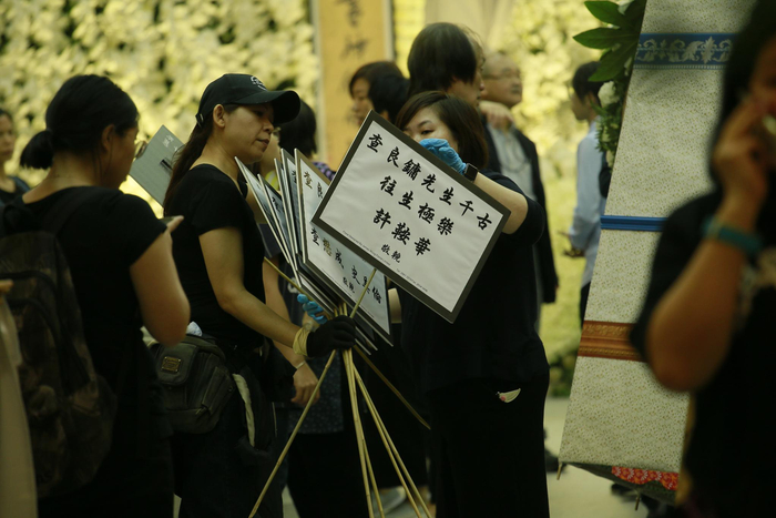 　各界人士送来花圈和挽联。图/视觉中国