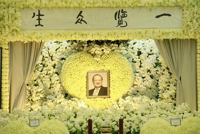 灵堂正上方写有“一览众生”四个大字。图/视觉中国