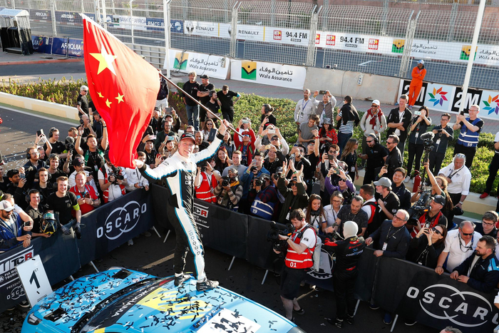 瑞典籍车手比约克（Thed Björk）赛后登上车顶，挥舞起五星红旗