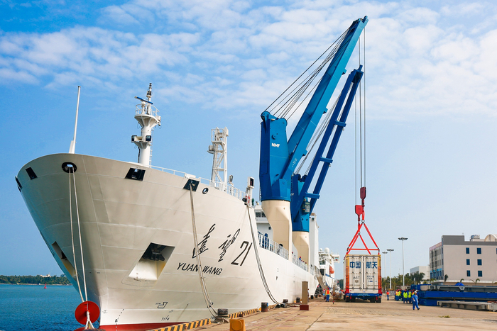 集装箱稳稳落到运输车辆上。摄影/通讯员&nbsp;亓创