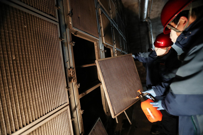 工作人员逐个拆下空调滤网，喷洒消毒液。新京报记者 王贵彬 摄