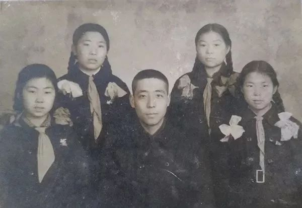 在南京扫盲夜校，叶连平与4位女学生合影