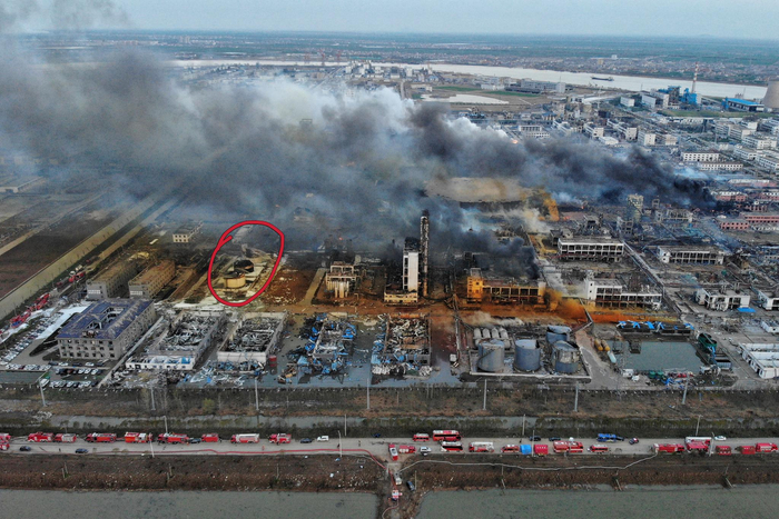 事故后航拍图，图中红圈所示位置即为苯罐、甲醇罐。&nbsp; &nbsp;新京报记者&nbsp;彭子洋&nbsp;摄