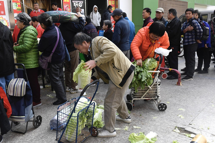 周边居民用小车运走冬储大白菜。摄影/新京报记者 吴宁