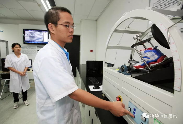 产品质量是最好的广告。在晋江的安踏公司实验室内，技术人员使用仪器检测鞋子。陈起拓 摄