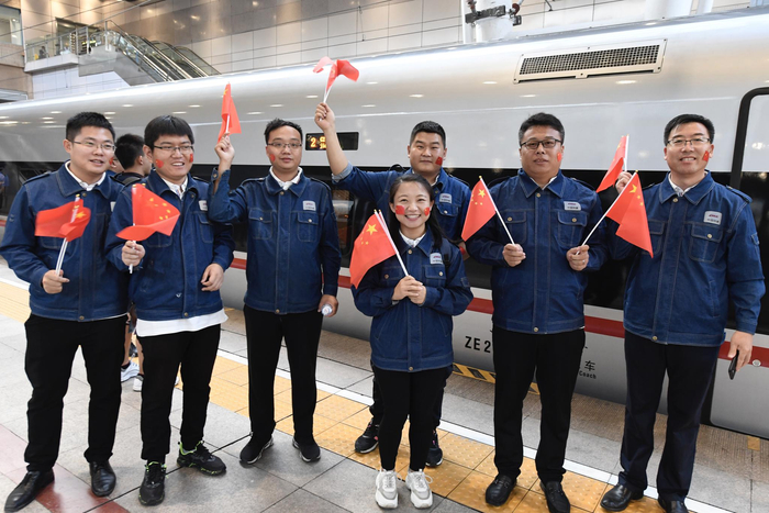 中国铁建的工作人员在乘车前合影。摄影/新京报记者 吴宁