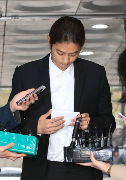  △郑俊英宣读道歉信（图源：视觉中国）