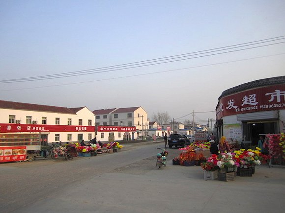 　　通向“午夜魅力”制衣厂的路口。 图片来源：杨秋月