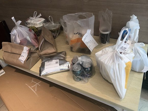 酒店前台堆满的各种外卖盒。图片来源：王付娇