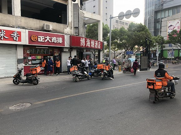 无锡街头随处可见的滴滴小哥。摄影：王付娇
