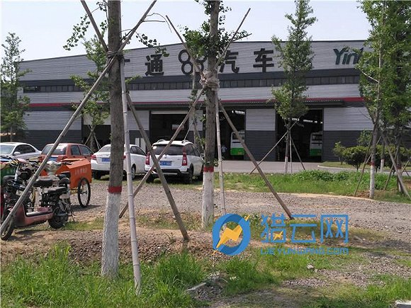 广通汽车装配车间外景，里面正在组装的客车清晰可见