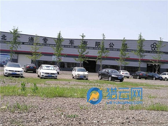 广通汽车装配车间前的停车场地