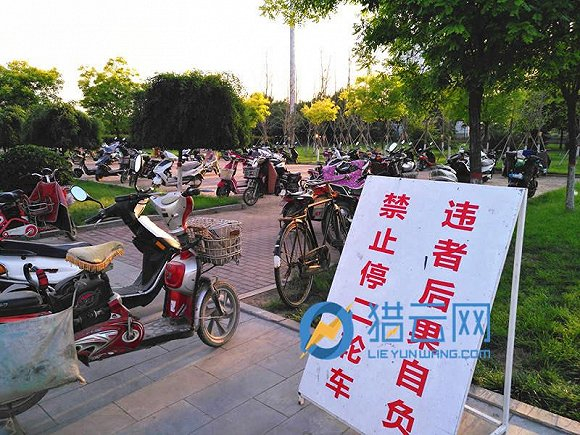 银隆电池厂区大门北侧，本来用于停放汽车和三轮车的场地，在员工大量减少后，二轮车“鸠占鹊巢”