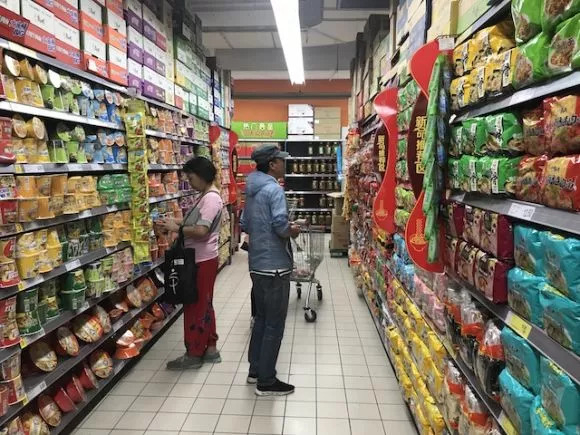 家乐福双井店的方便面区域 史凯/摄