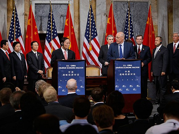 &nbsp;保尔森和时任国务院副总理王岐山参加第四次中美战略对话