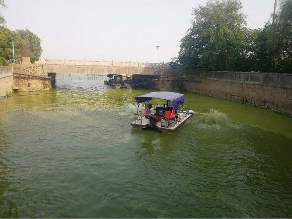 2018年5月初，位于无锡市的闾江口蓝藻打捞点。摄影：俞琴