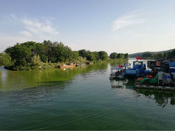  位于无锡市的藻水分离站。摄影：俞琴