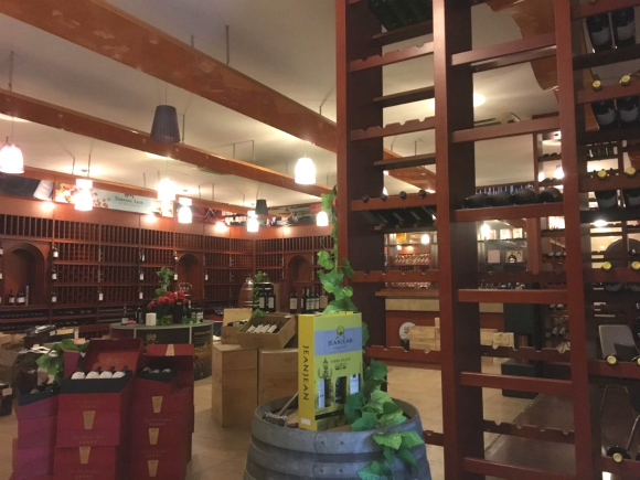  南浦在天喔总部的门口设立了一个近100平米的门店，存放其代理的红白葡萄酒。摄影：杨立赟