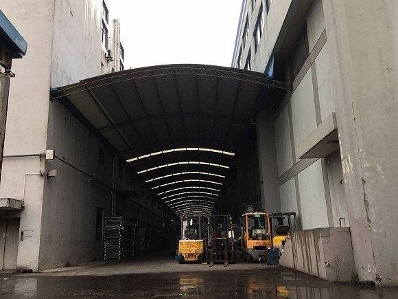  界面新闻记者走访当日，厂房内的搬运货物的叉车安安静静地停着，并未作业。摄影：杨立赟