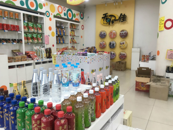 天喔超市里的蜂蜜柚子茶仅3个月就将过期。摄影：杨立赟