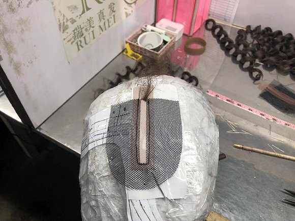 勾了一小半的发网，未完工。图片拍摄：刘雨静