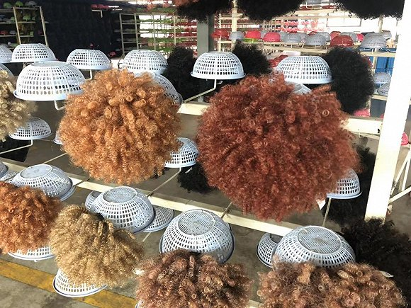 做好的假发放在一个个篮子上，准备下一步包装。图片拍摄：刘雨静