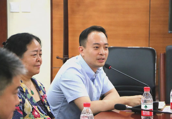 郑伟书记主持会议