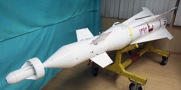 可精确打击地面目标!伊朗展示新型激光制导导弹