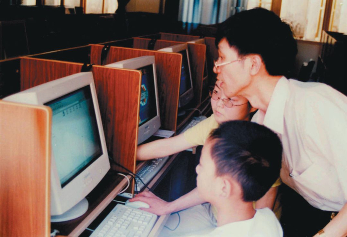 ▲2004年12月16日，湖北宜昌市图书馆电子阅览室里一些青少年在上网查阅资料。图/视觉中国