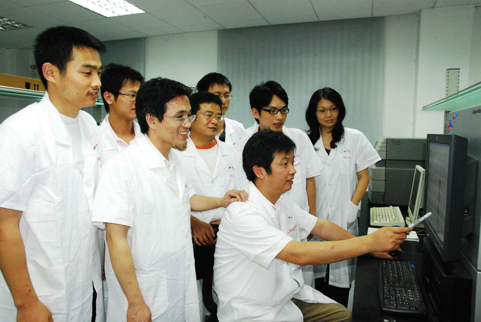 夏宁邵与科研团队工作中
