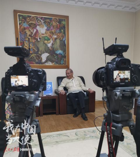 菲律宾驻华大使何塞·圣地亚哥·罗马纳接受人民日报海外网专访。 （摄/海外网）