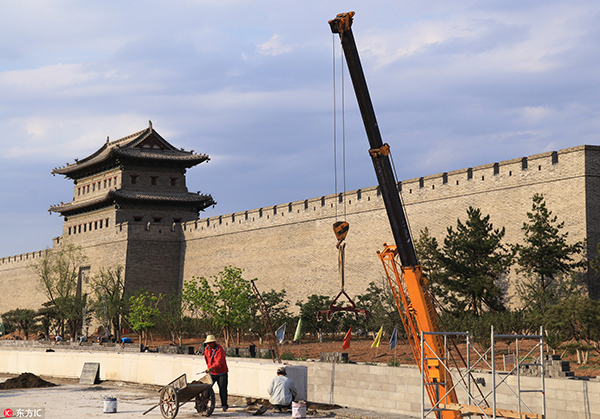  2017年6月14日，工人在大同古城墙楼台复建工程中施工。东方IC 图