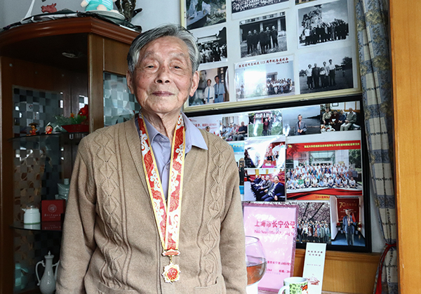 蓝聚萍戴着“庆祝中华人民共和国成立70周年”纪念章。 复旦大学新闻学院 供图