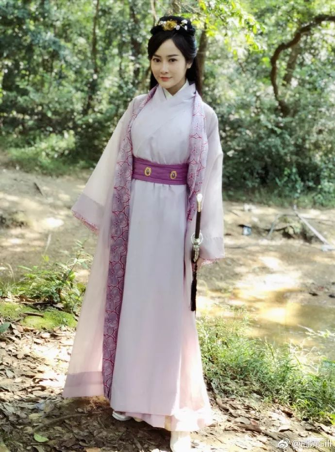 还记得《巴啦啦小魔仙》里的黑魔仙小月吗?她现在长这样啦!