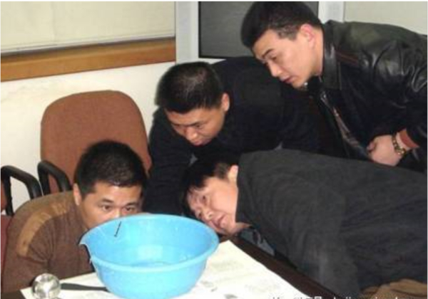 侦查员们在脸盆上仔细寻找痕迹