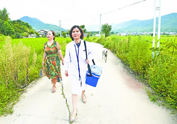 杜荣辉医生背着药箱走访山区患者。本文图片&nbsp;武汉晚报