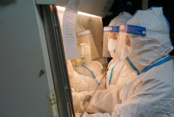 　　微生物检验科的同志不分昼夜地进行病毒标本检测