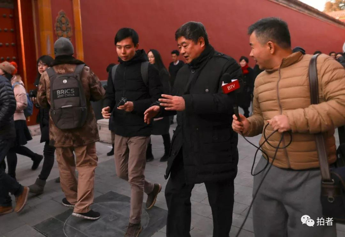  △&nbsp;2017年12月31日，北京故宫，新京报记者倪伟（右三）和同行在采访前故宫博物院院长单霁翔。摄影/新京报记者浦峰