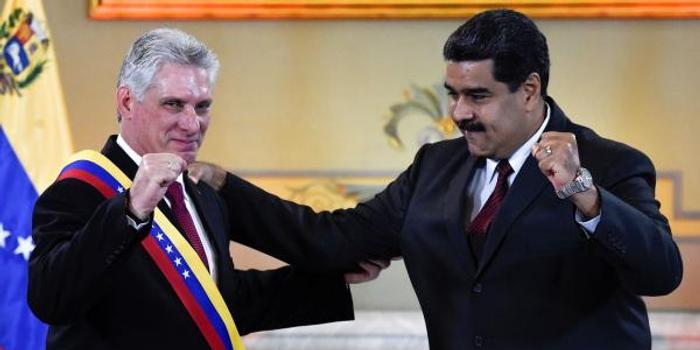 委内瑞拉总统马杜罗授予古巴领导人卡内尔解