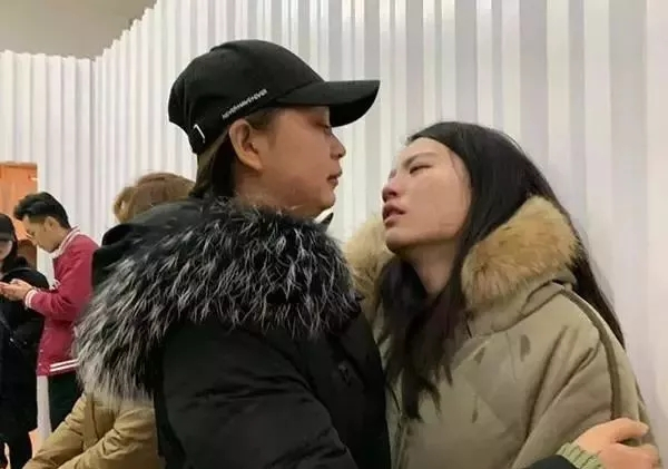 　死者的亲姐姐（右）伤心欲绝