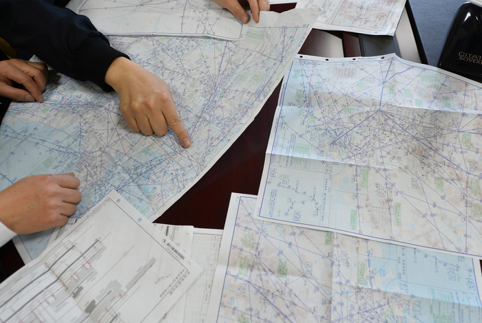 机组提前准备大兴机场航图。摄影/新京报记者 李木易